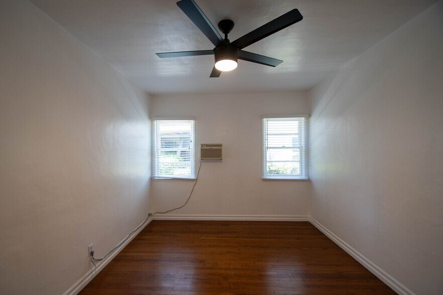 Building Photo - 10839 Moorpark St