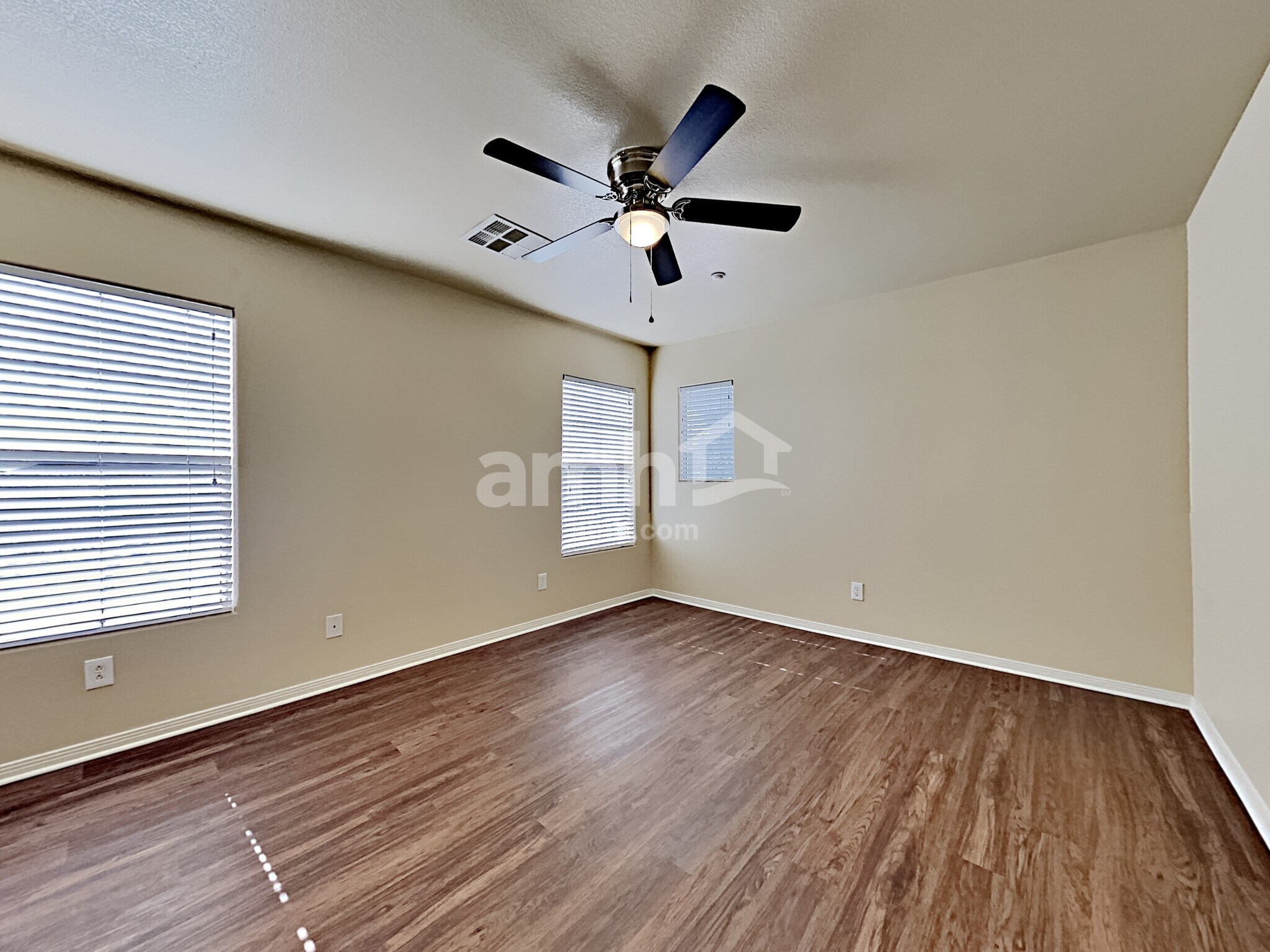 Building Photo - 1160 Paradise Safari Dr