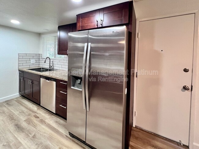 Building Photo - 529 E Escalon Ave