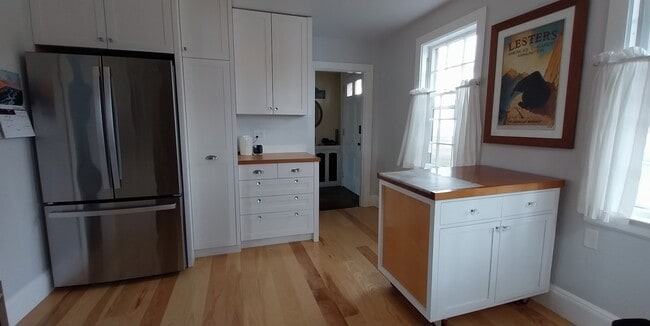 Building Photo - 10 Pine Point Rd