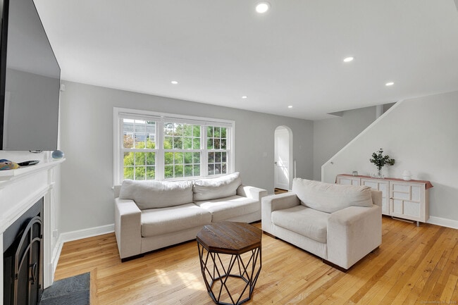 Building Photo - 27 Willowbrook Pl