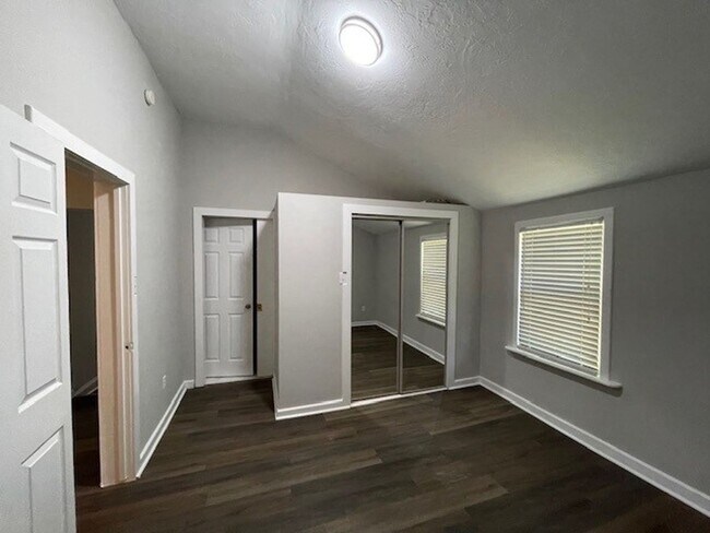 Building Photo - CHARMING UPDATED 1940'S COTTAGE IN HISTORIC COLONIAL VILLAGE IN S. KNOXVILLE!!!!!