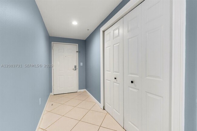 Building Photo - 1155 Brickell Bay Dr
