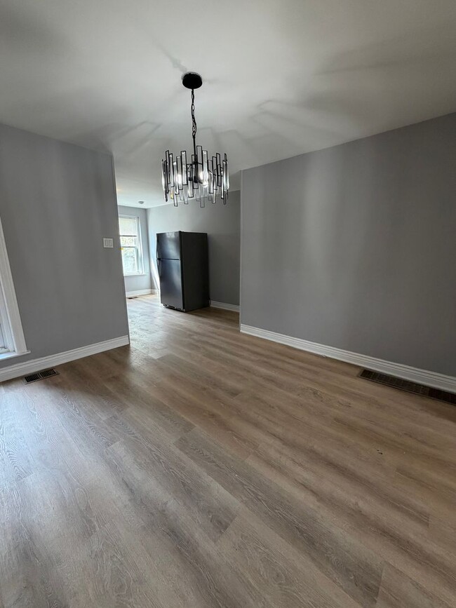 Building Photo - 152 Fern St