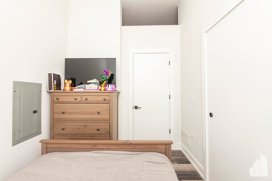 Building Photo - 2322 N Clark St