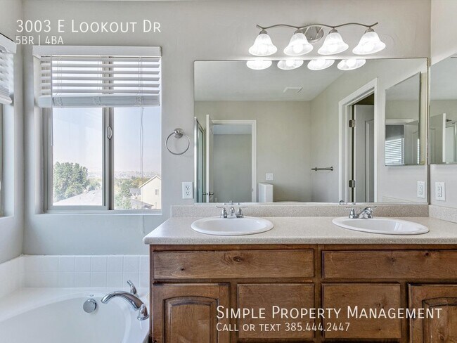 Building Photo - 3003 E Lookout Dr
