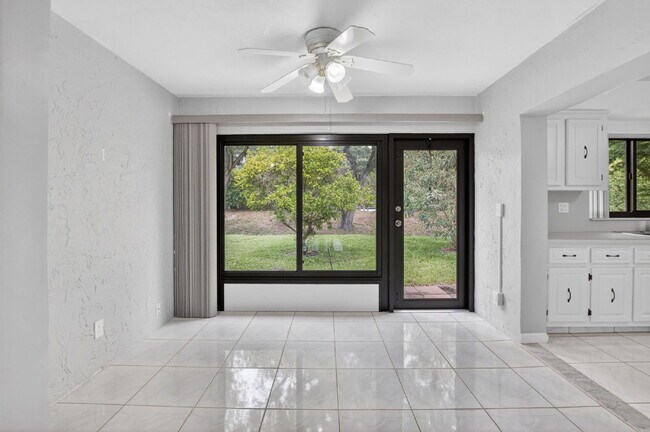 Building Photo - "Spacious 2-Bed, 2-Bath Boynton Beach Gem with Modern Granite Elegance – 1400 Sq Ft!"