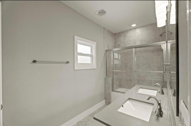 Building Photo - 5 Bedroom Single Family Home in Deltona