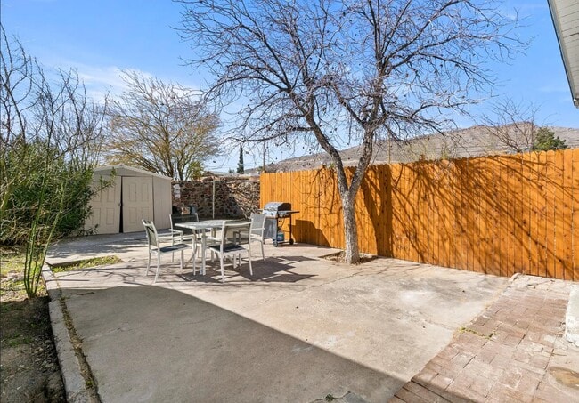 Building Photo - 1017 Maple St