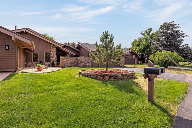 Building Photo - Fully Furnished Executive Townhome in Kiss...