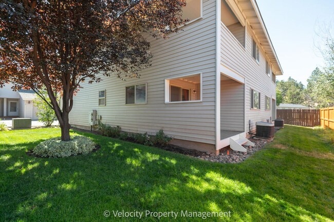 Building Photo - Beautiful Townhome with new paint, carpet ...