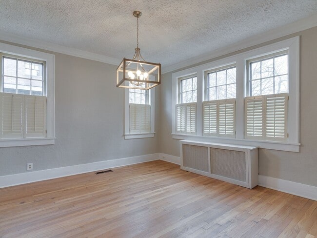 Building Photo - Charming 3BR/1B Conveniently Located Near Rhodes College!