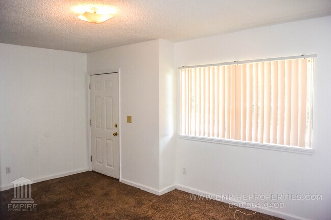 Building Photo - Quad Near Campus- 2 full bedrooms