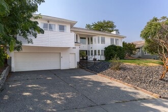 Building Photo - Beautiful 3 Bedroom 3 Bathroom Home With Stunning Views