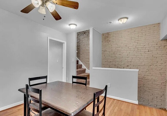 Building Photo - Beautifully Renovated Townhome in Mt. Vern...