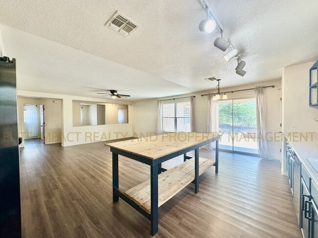 Building Photo - 10930 S San Clemente Camino