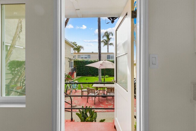 Building Photo - 2BR Coastal La Jolla Apartment | Steps to Windansea Beach