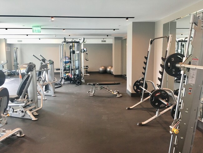 Building Photo - Modern & Spacious 2br/2ba In Mission Bay w...