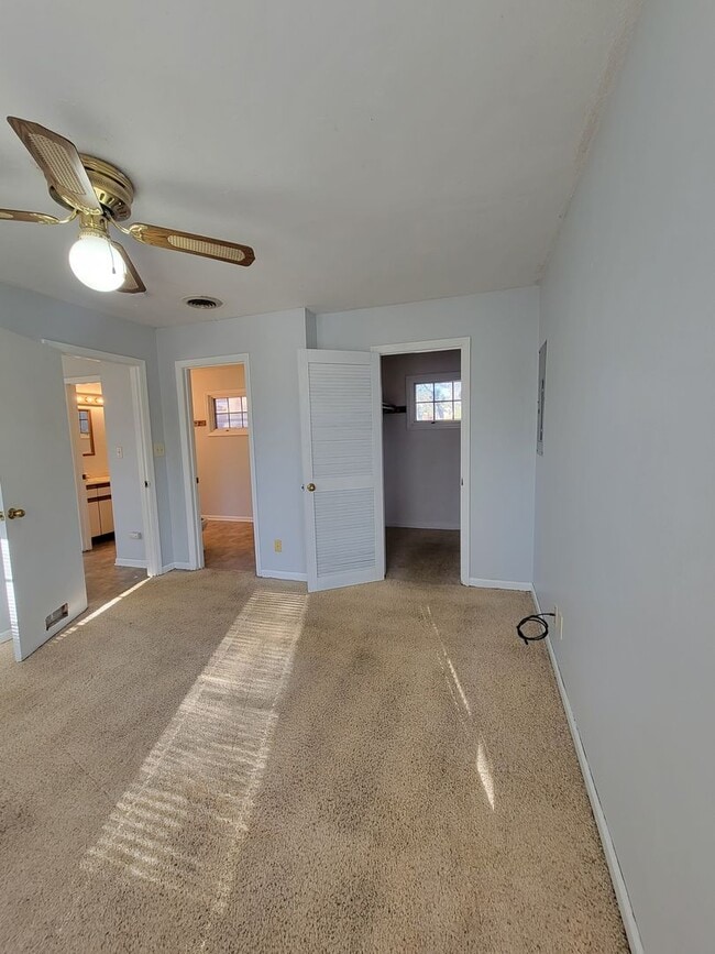 Building Photo - 3 Bd - 2 Ba near Hessel Park