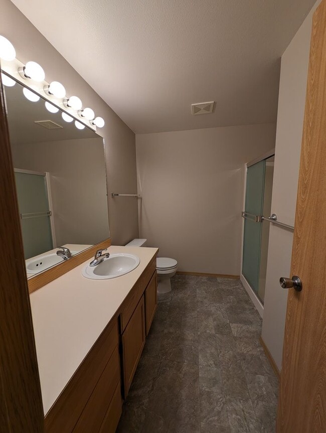 Building Photo - Illahee Home with a View and Two Primary Suites