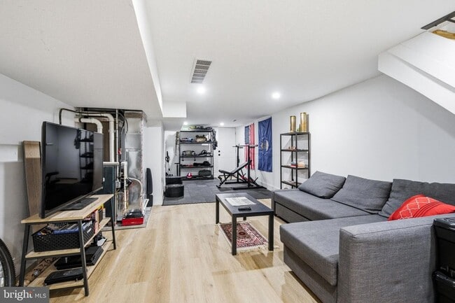 Building Photo - 268 W Duncannon Ave