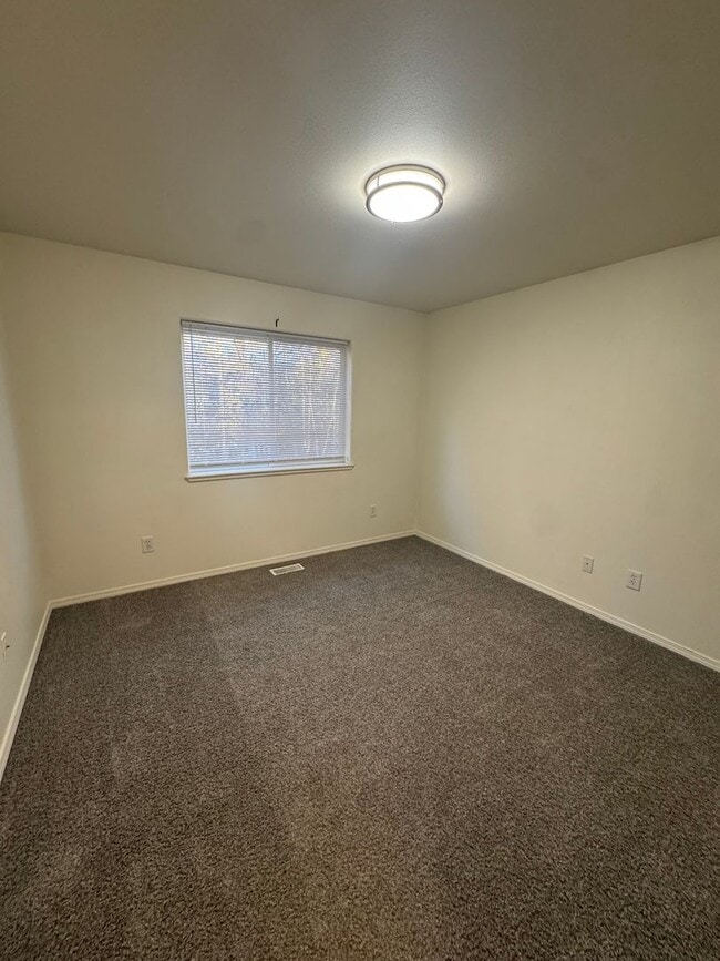 Building Photo - 3 bedroom in downtown Eagle River