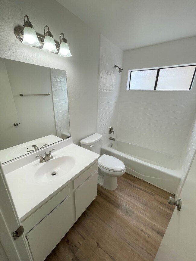 Building Photo - Upgraded 1+1 Midtown Duplex
