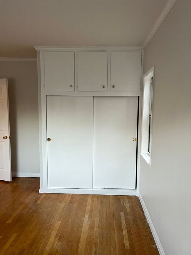 Building Photo - Spacious 3 Bedroom House with Private Gara...