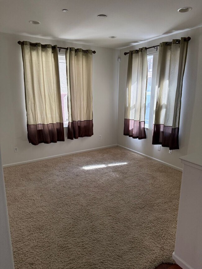 Building Photo - $4,600 / Beautiful 3BR + Bonus Room / 2.5BA Single-Family Home in Warm Springs, Fremont