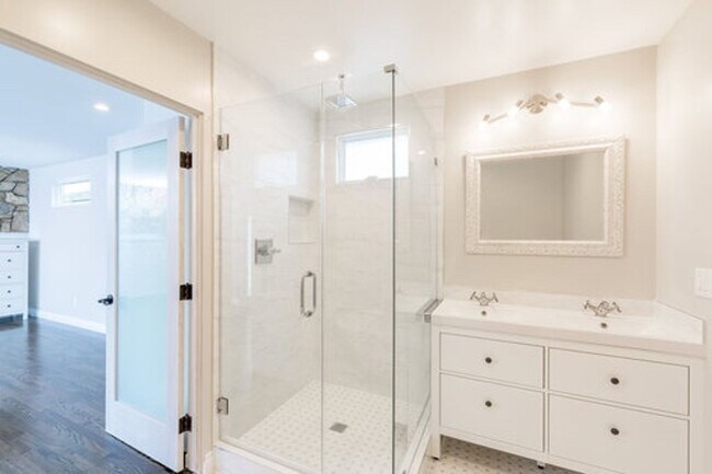 Building Photo - Charming Liberty Village home- 3BD, 2Ba- Available on 5/15
