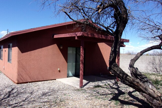 Building Photo - Great House