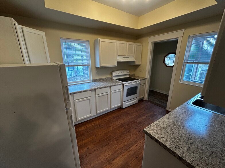 Building Photo - 328 14th St SE