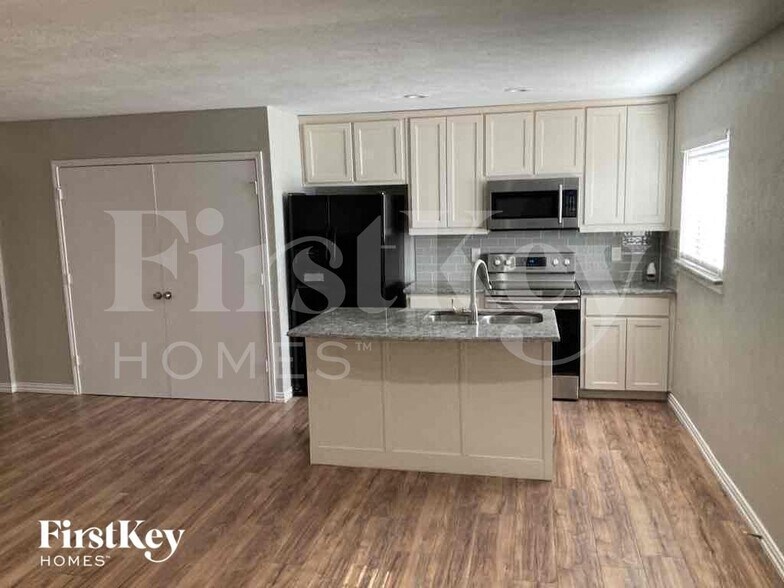 Building Photo - 1005 Loving Trail