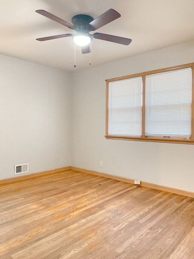 Building Photo - Beautiful 3 bed 1 bath house, over sized driveway, garage and fenced in back yard $1,695  [Move-i...