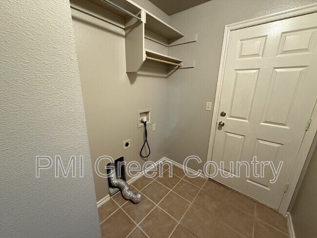 Building Photo - 3525 E Aurora St