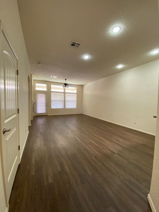Building Photo - Beautiful 2 Bedroom Del Prado Condominium ...
