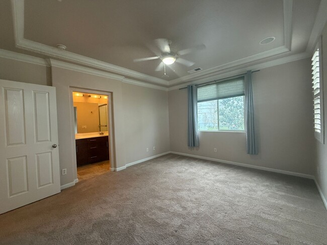 Building Photo - Modern 2 bedroom, 2.5 Bathroom Townhouse i...