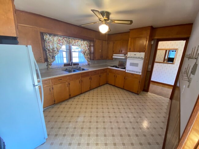 Building Photo - 410 Colonial Ave