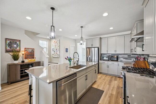 Building Photo - "Experience Spacious Comfort: 4-Bed, 3.5-Bath Retreat on Gladshine Drive!"