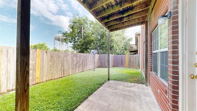 Building Photo - 1507 Hollow Hill Dr