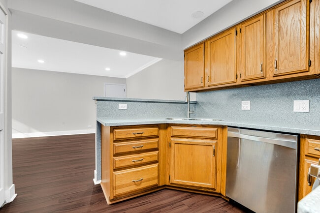 Building Photo - 133 White Branch Ct S