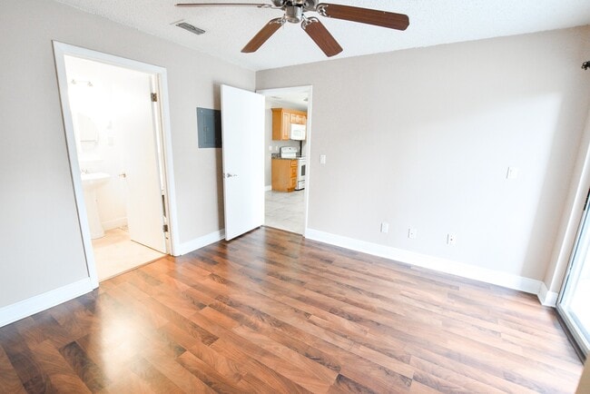Building Photo - 2585 Grassy Point Dr