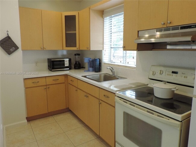 Building Photo - 3134 SW 25th Ter