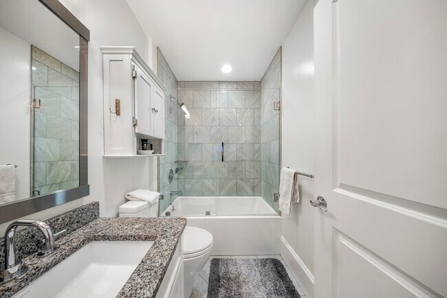 Building Photo - 616 E 4th St