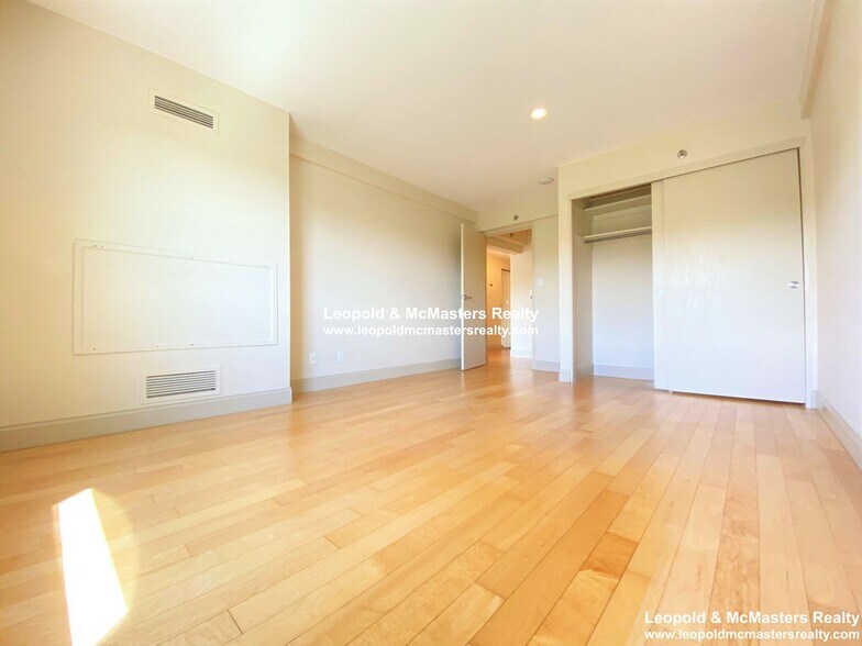 Building Photo - 1592 Beacon St