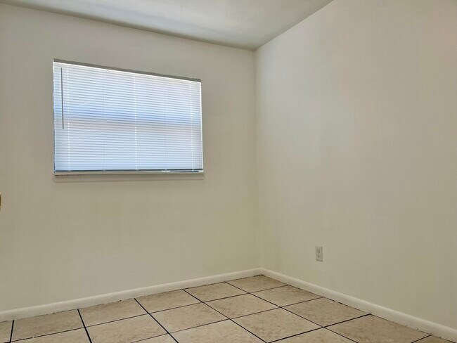 Building Photo - 395 Schoolhouse Ln