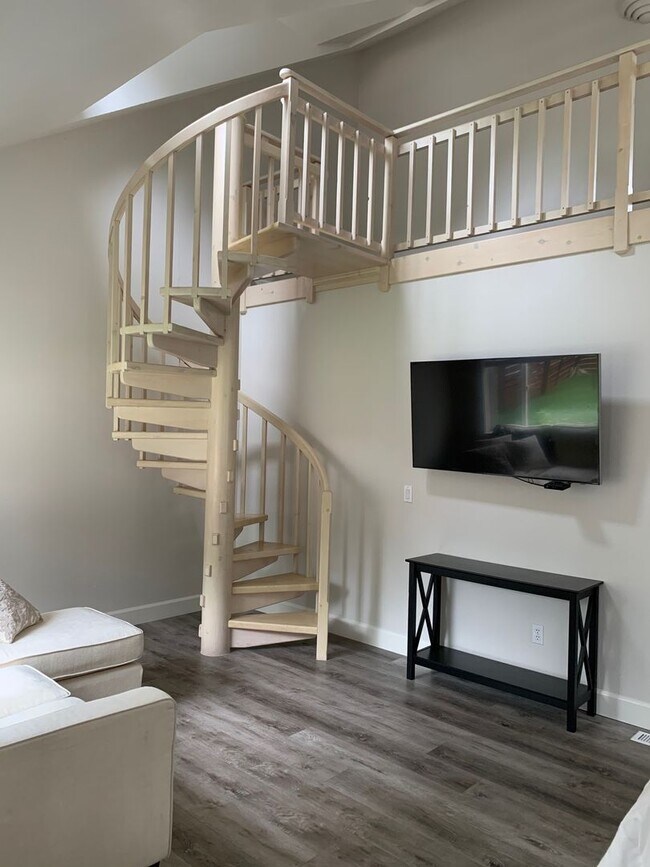 Building Photo - Updated Home in Oldmill