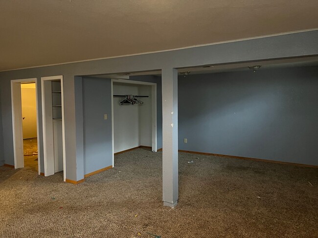 Building Photo - 3 bedroom 1.5 Bathroom with a Large Backya...