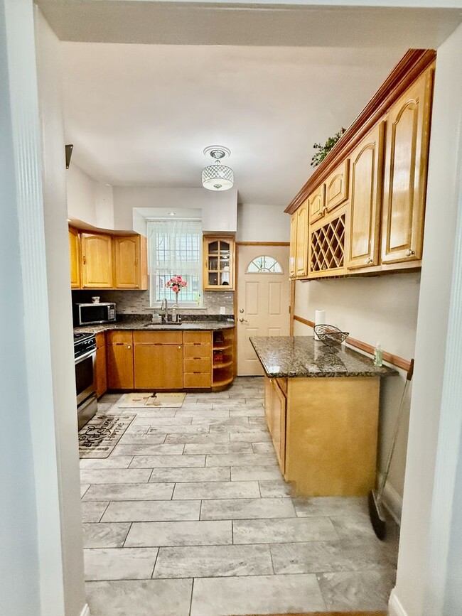 Building Photo - SPACIOUS & MODERN 3 BED/1.5 BA HOUSE w/ Central AC-HARDWOOD Flooring-WASHER/DRYER & Rear PATIO in...