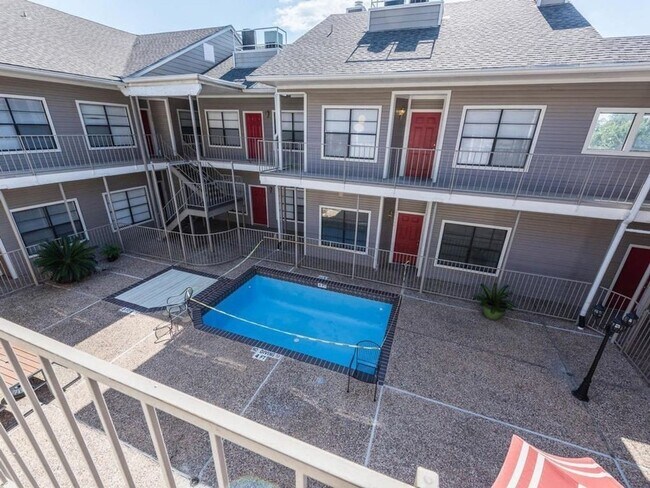 Building Photo - 1/1 Condo in Gated Community